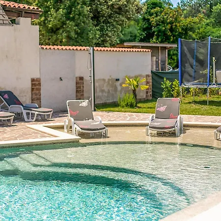 Cozy In With Outdoor Swimming Pool * Pula
