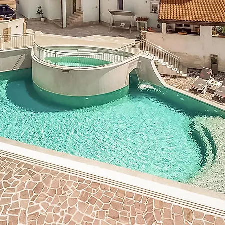 Cozy In With Outdoor Swimming Pool * Pula