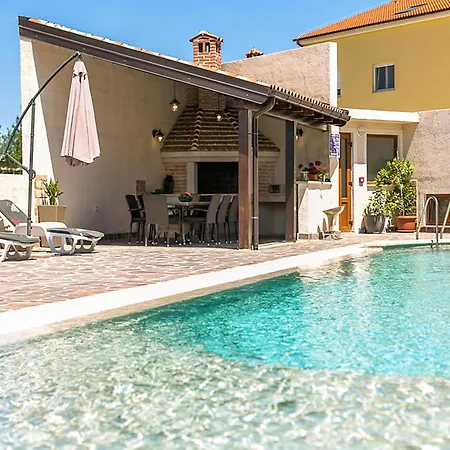 Apartment Cozy In With Outdoor Swimming Pool *