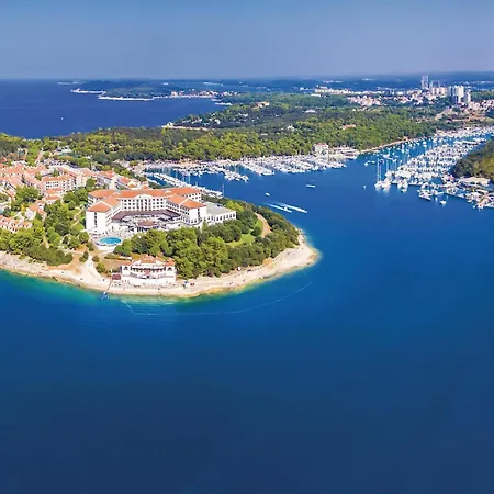 Apartment Cozy In With Outdoor Swimming Pool Pula