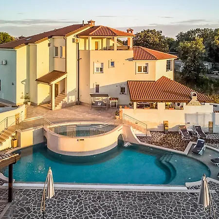 Cozy In With Outdoor Swimming Pool Apartment *