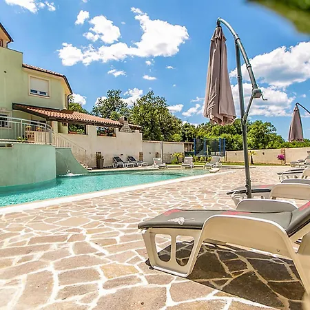 Apartment Cozy In With Outdoor Swimming Pool Pula