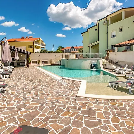 Apartment Cozy In With Outdoor Swimming Pool Pula